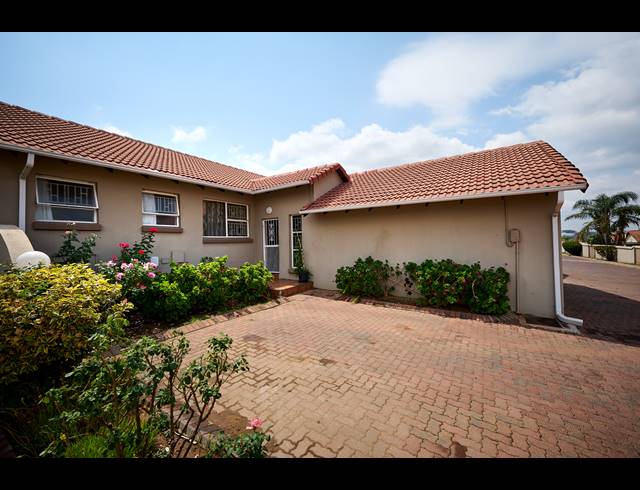 3 BEDROOM SIMPLEX SOLD IN HALFWAY GARDENS